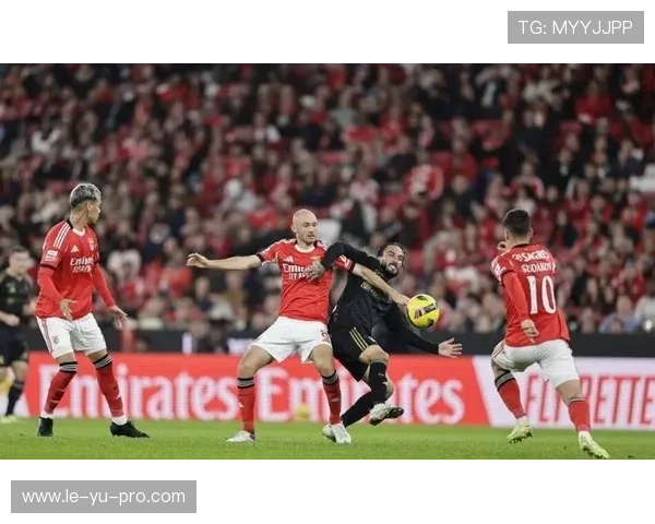 闪电进球撕裂沉闷赛场！本菲卡60%控球遭逼平，乌龙失误打碎球队士气